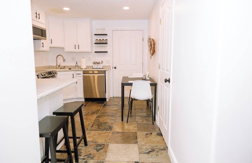 Cottonwood Heights Apartment | Charming 1-bedroom basement apartment in between the canyons