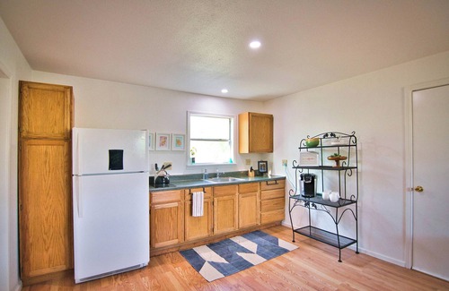 Mason Cabin | Charming 1-bedroom cabin with WiFi, AC 9 miles N. of Mason, TX