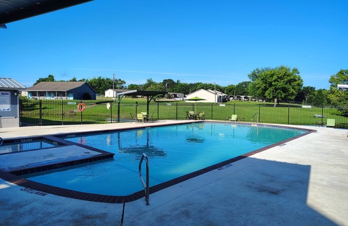 Quitman Cabin | Charming 1-bedroom cabin in Quitman Texas on World famous Lake Fork sleeps 4