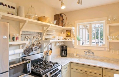 Monterey House | Charming 1-bedroom cottage in gorgeous Monterey