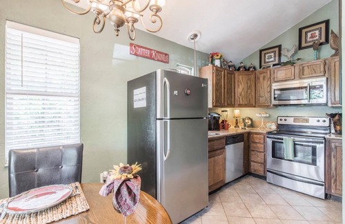 Guthrie Cottage | Charming 1-bedroom cottage in welcoming Guthrie with hot tub and jacuzz, kitchen