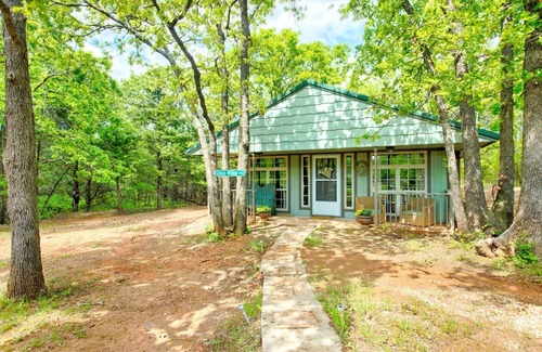 Guthrie Cottage | Charming 1-bedroom cottage in welcoming Guthrie with hot tub and jacuzz, kitchen