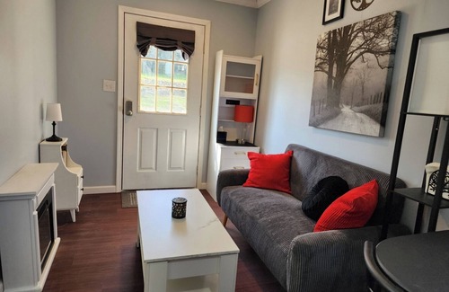 Baxter Cottage | Charming 1-bedroom cottage - That tiny house on Center Hill Lake. Pet friendly!