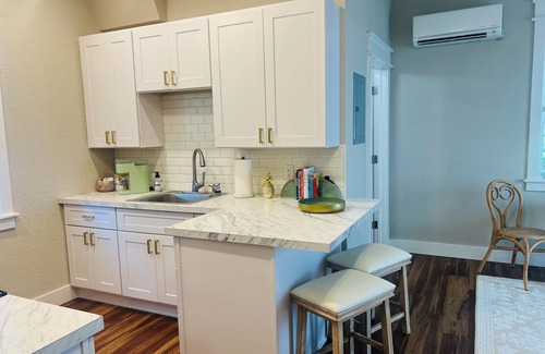 Manteo Cottage | Charming 1-bedroom cottage with WiFi and AC in gorgeous Manteo