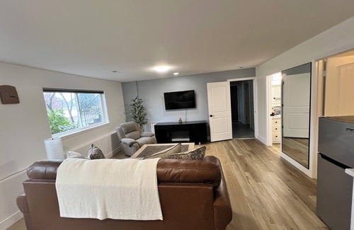 Marysville House | Charming 1-bedroom downstairs unit/suite with living room and AC in Marysville