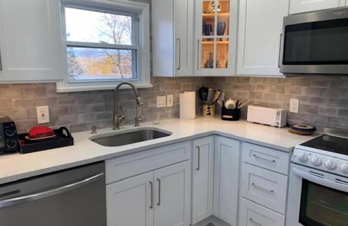 Village of Waterford House | Charming 1-bedroom house in enchanting Waterford with WiFi, fitness room