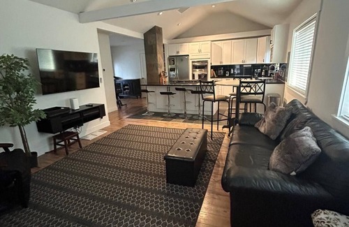 Kirkland House | Charming 1-bedroom house with WiFi, AC in serene Kirkland