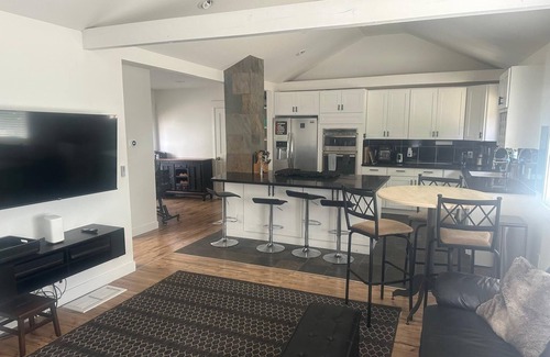 Kirkland House | Charming 1-bedroom house with WiFi, AC in serene Kirkland