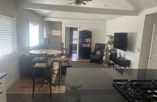 Kirkland House | Charming 1-bedroom house with WiFi, AC in serene Kirkland