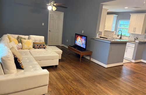Riverside Terrace House | Charming 1-bedroom house with WiFi, AC in cool Houston