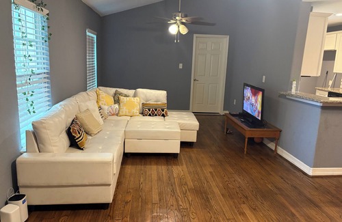 Riverside Terrace House | Charming 1-bedroom house with WiFi, AC in cool Houston