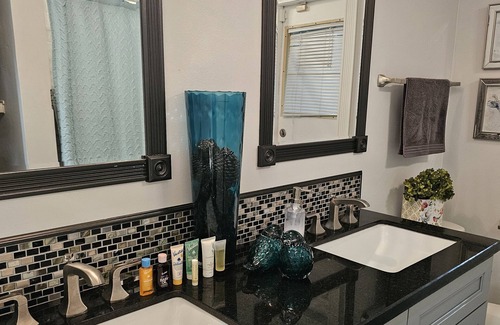 Sunrise House | Charming 1-bedroom house with WiFi, AC in beautiful Sunrise