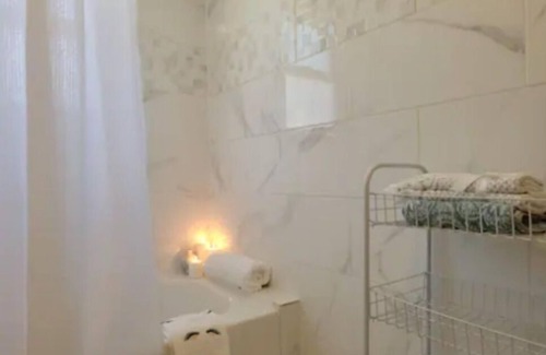 Queens House | Charming 1-bedroom house in Queens with fitness room and AC