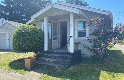 West Salem House | Charming 1-bedroom house with AC, WiFi in serene Salem