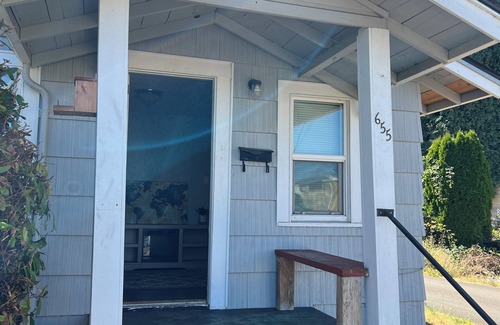 West Salem House | Charming 1-bedroom house with AC, WiFi in serene Salem