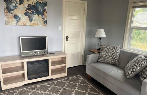 West Salem House | Charming 1-bedroom house with AC, WiFi in serene Salem