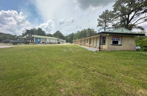 Isabella Apartment | Charming 1-bedroom in roadside motel in Copperhill with bar & grill on-site
