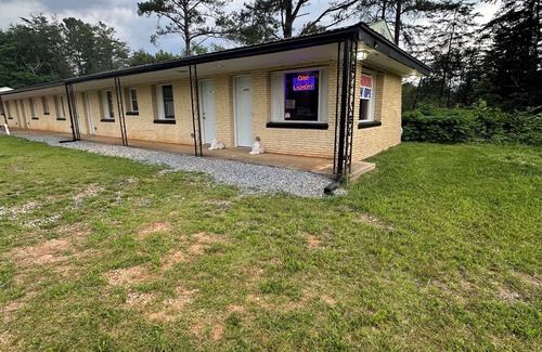 Isabella Apartment | Charming 1-bedroom in roadside motel in Copperhill with bar & grill on-site