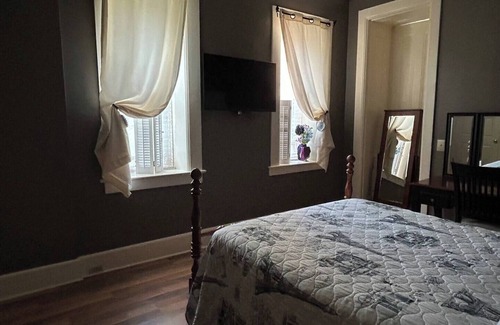 Albion Bed & Breakfast | Charming 1-bedroom in Italianate designed house in terrific Albion, NY