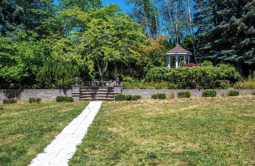 Bull Mountain Apartment | Charming 1-bedroom in-law with SpaciousBackyard ~ Pet friendly