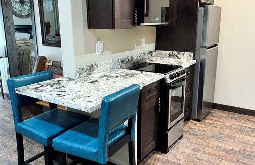 Peoria Cottage | Charming 1-bedroom QT Cottage with AC, WiFi near 1 mile P83, Arrowhead Mall