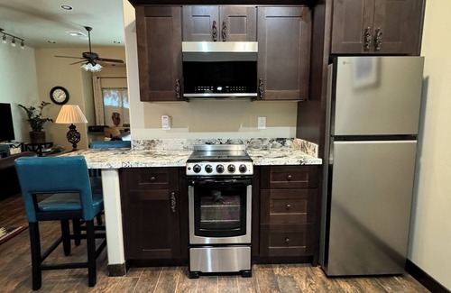 Peoria Cottage | Charming 1-bedroom QT Cottage with AC, WiFi near 1 mile P83, Arrowhead Mall