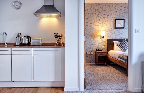 The Docks Apartment | Charming 1 Bedroom Suite | Business Centre On-Site + Free Wi-Fi + Complimentary Breakfast