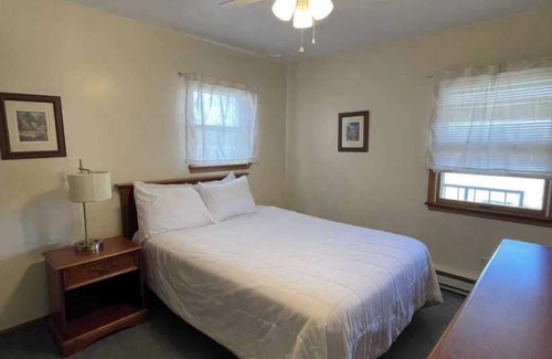Huron Hotel | Charming 1 bedroom Suit #127 with AC and Wifi