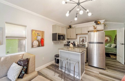 West Samoset House | Charming 1-bedroom Tiny house with WiFi, AC in Bradenton