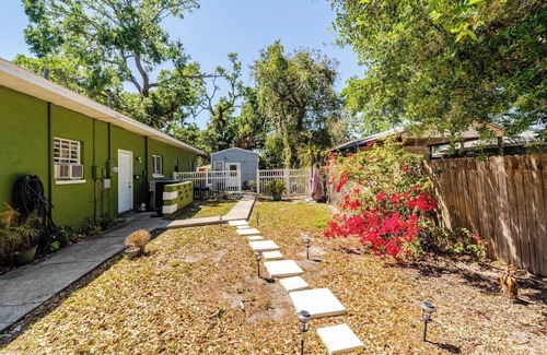 West Samoset House | Charming 1-bedroom Tiny house with WiFi, AC in Bradenton