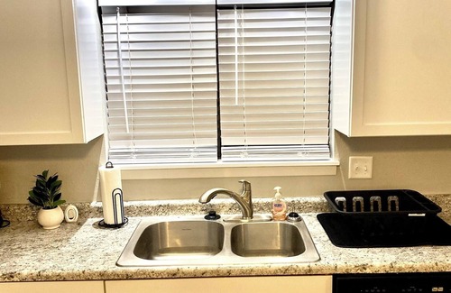 Cedar Rapids - Iowa City Apartment | Charming 1-bedroom apartment with WiFi, AC in brilliant Cedar Rapids
