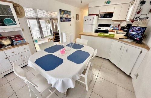 Nettles Island House | charming 1-bedroom, 1-bathroom beach bungalow is nestled on a spacious corner lot