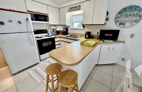 Nettles Island House | charming 1-bedroom, 1-bathroom beach bungalow is nestled on a spacious corner lot