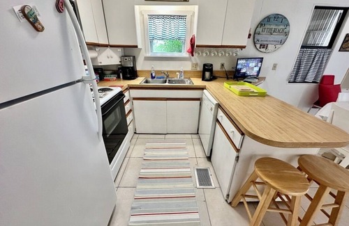 Nettles Island House | charming 1-bedroom, 1-bathroom beach bungalow is nestled on a spacious corner lot
