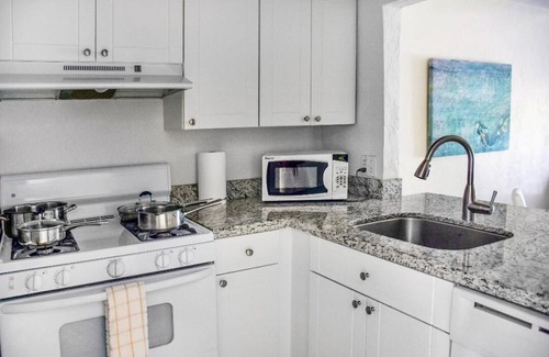 Key Biscayne House | Charming 1-bedroom in Key Biscayne with Pool close to the Beach -