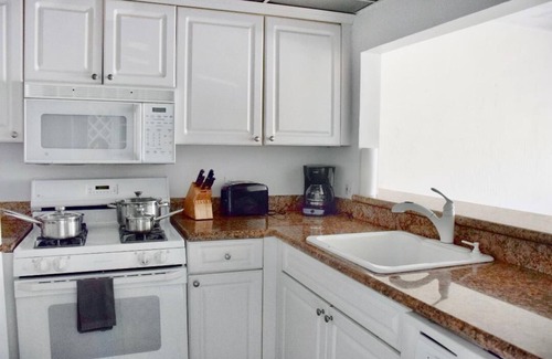 Key Biscayne House | Charming 1-bedroom in Key Biscayne with Pool close to the Beach -