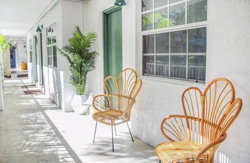 Key Biscayne House | Charming 1-bedroom in Key Biscayne with Pool close to the Beach -