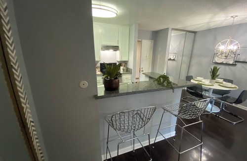 Wilshire Apartment | Charming 1-bedroom apartment in superb Los Angeles with Pool, WiFi