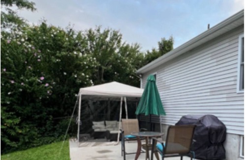 Sound Beach House | Charming 1-bedroom apt in house walking distance to the beach and restaurants