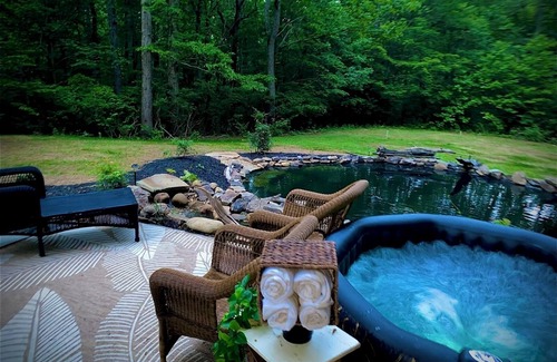 Jasper Cottage | Charming 1-bedroom cottage on pond with hot tub in delightful Talking Rock.