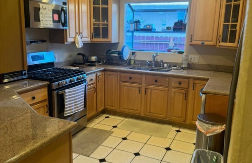Menlo Park House | Charming 1-bedroom w/large window in a community-style house close to Stanford