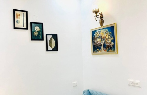 Greater Noida Apartment | Charming 1-BHK apartment in enchanting Greater Noida with AC, WiFi