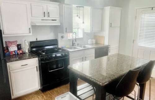 MacGregor House | Charming 1-BR in Houston with Full Kitchen, Laundry Room, AC, and hi-speed WiFi