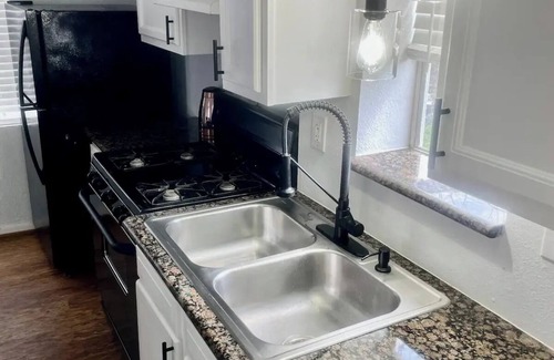 MacGregor House | Charming 1-BR in Houston with Full Kitchen, Laundry Room, AC, and hi-speed WiFi