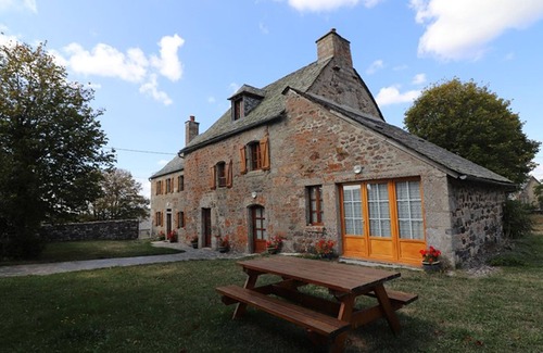 La Trinitat Cottage | Charming 1800s House in Aubrac - Ski, Hiking, Fishing - 5 Guests, Pet-Friendly