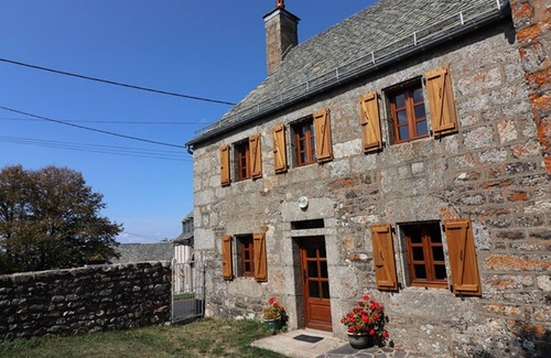 La Trinitat Cottage | Charming 1800s House in Aubrac - Ski, Hiking, Fishing - 5 Guests, Pet-Friendly