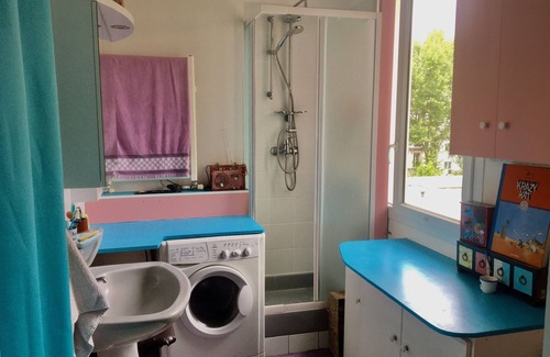 Quartier de Rochechouart House | Charming 18m2 private room sleeping 1 to 4 with bathroom at the foot of Montmartre.