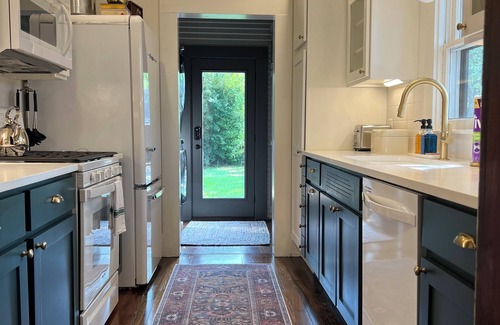 New Braunfels House | Charming 1925 Home Walk to Downtown Modern Comforts Sleeps 6