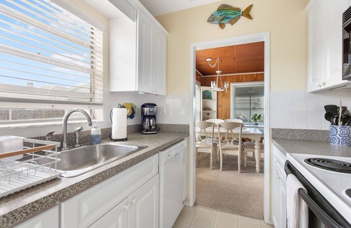 Englewood Apartment | Charming 1930s Lemon Bay Cottage!