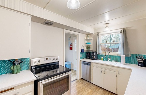 Eugene House | Charming 1950s remodeled home close to park, with WiFi, piano, deck